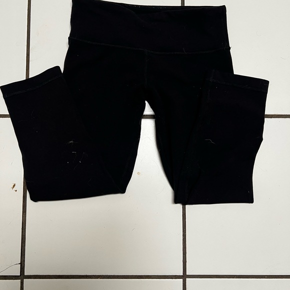 Black Lulumon leggings. Crop to mid calf.  Excellent condition - Picture 1 of 3